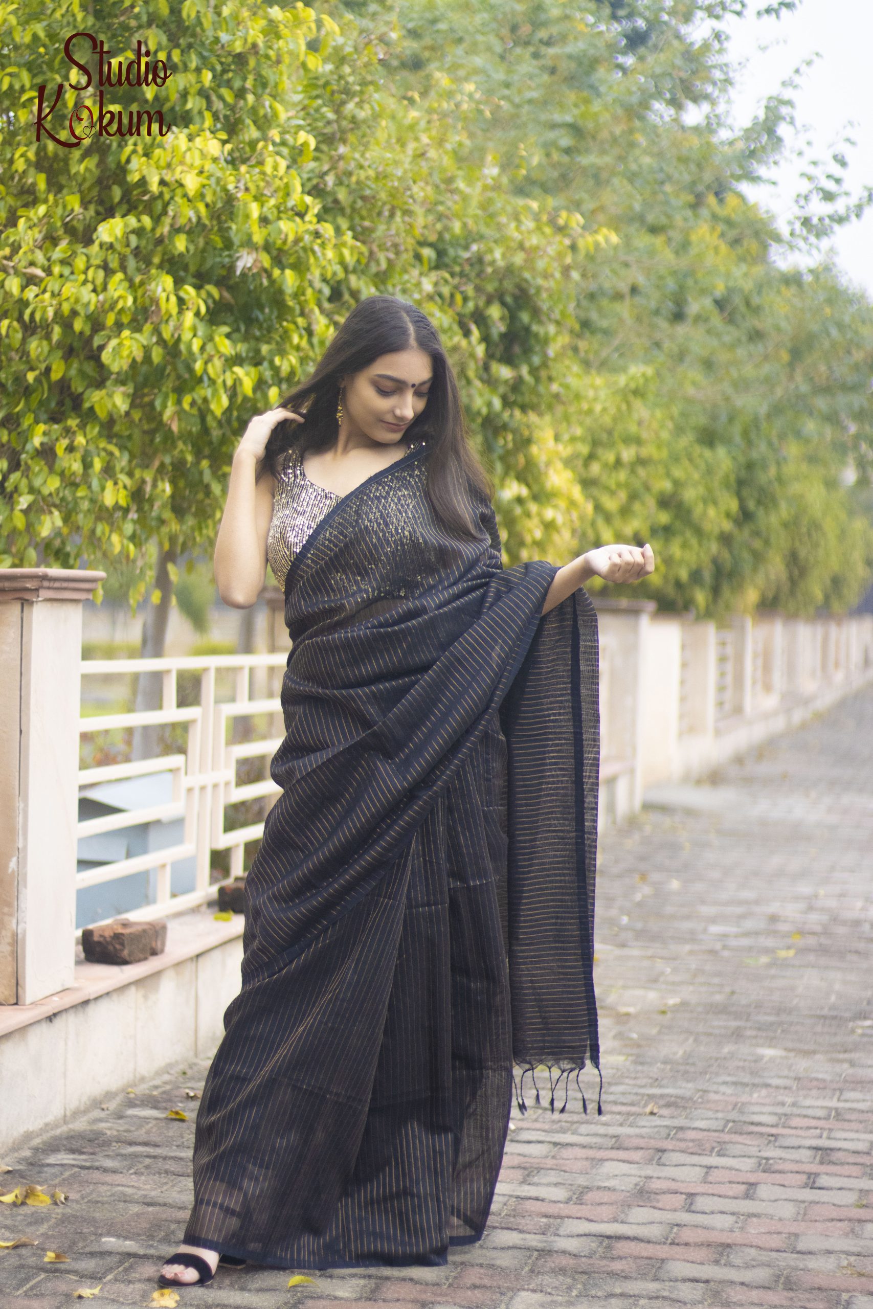 Premium Photo | Beautiful indian young woman in traditional saree posing  outdoors